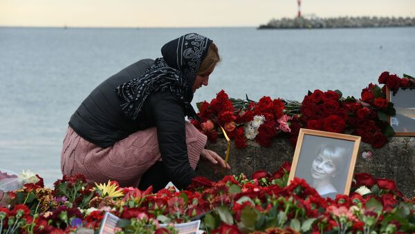 Цветы и свечи на побережье в Сочи, где произошло крушение самолета Ту-154 - Sputnik Mundo