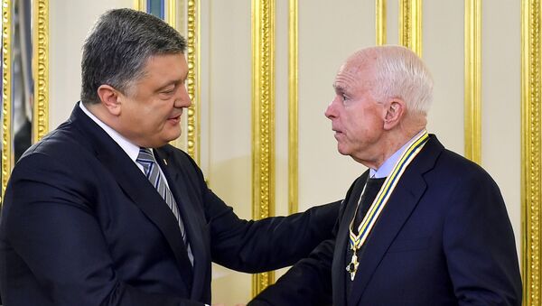 El presidente ucraniano Petró Poroshenko y el senador estadounidense John McCain - Sputnik Mundo
