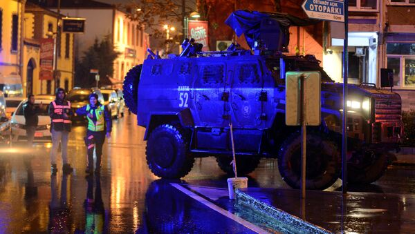 Un vehículo blindado de la policía frente del club Reina en Estambul - Sputnik Mundo