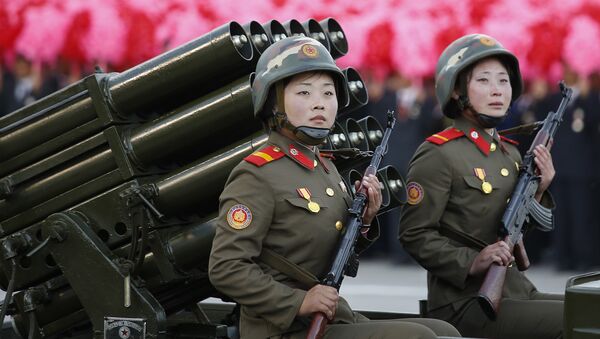 Mujeres soldados de Corea del Norte con los fusiles Kalashnikov - Sputnik Mundo