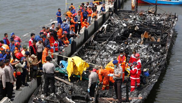 Un ferry incendiado en Indonesia (Archivo) - Sputnik Mundo