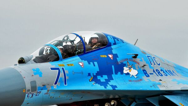 Petró Poroshenko, presidente de Ucrania, a bordo del caza Su-27 - Sputnik Mundo
