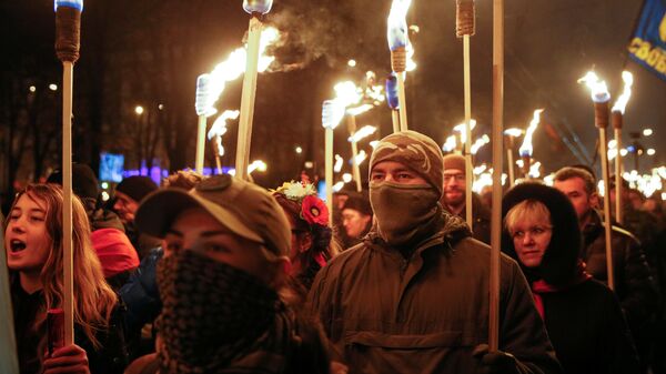 Los nacionalistas ucranianos marchan con antorchas por las calles de Kiev en honor al 108º aniversario del nacimiento de Stepán Bandera - Sputnik Mundo