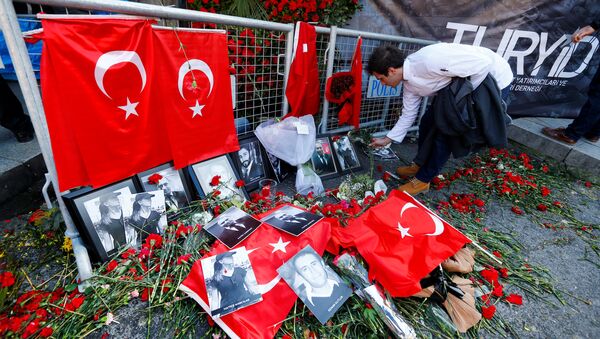 A man places flowers at the entrance of Reina nightclub, which was attacked by a gunman, in Istanbul, Turkey - Sputnik Mundo