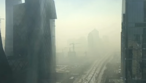 Una espesa capa de contaminación envuelve la capital china - Sputnik Mundo