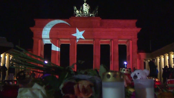 La bandera de Turquía aparece en el principal monumento de Berlín - Sputnik Mundo