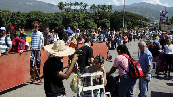 People line up to cross over the Simon Bolivar international bridge to Colombia, in San Antonio del Tachira, Venezuela - Sputnik Mundo