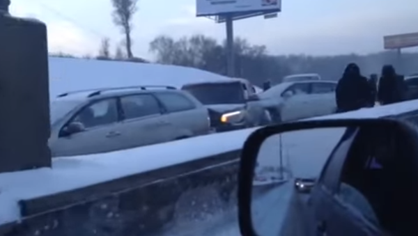 Colisiones múltiples en una autopista de Moscú - Sputnik Mundo