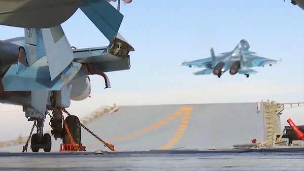 Cómo operan las aeronaves de combate rusas del portaviones Almirante Kuznetsov - Sputnik Mundo