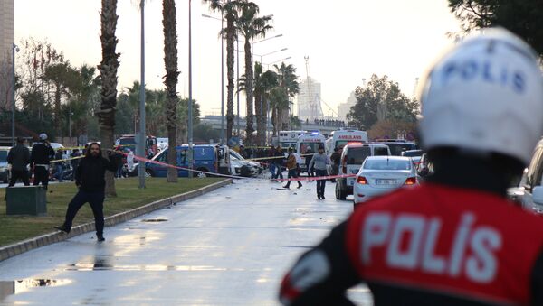 Police secure the area after an explosion outside a courthouse in Izmir, Turkey - Sputnik Mundo