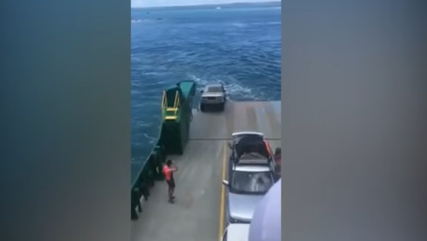 ¡Oh, Dios mío!: Un automóvil cae de un barco al mar - Sputnik Mundo