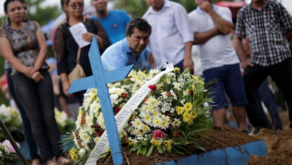 Funeral de las víctimas de la matanza en la cárcel de Manaos - Sputnik Mundo