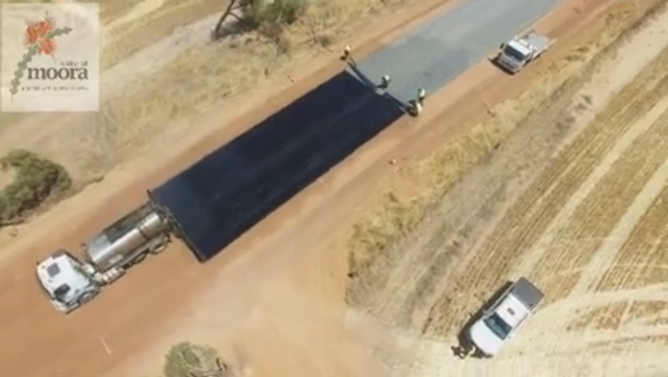 Australianos construyen una carretera en medio del desierto - Sputnik Mundo