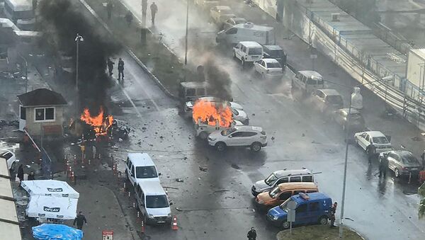 Cars burn in the street at the site of an explosion in front of the courthouse in Izmir on January 5, 2017. - Sputnik Mundo
