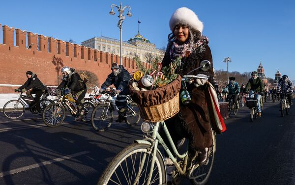 Algunos de los participantes del II desfile ciclista de invierno de Moscú - Sputnik Mundo