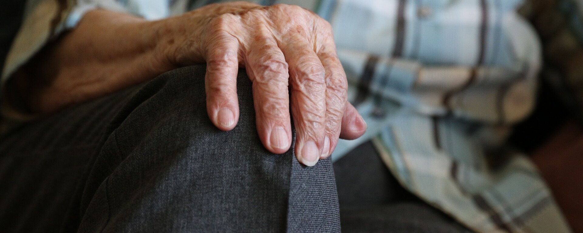 Las manos de una persona mayor - Sputnik Mundo, 1920, 02.04.2021