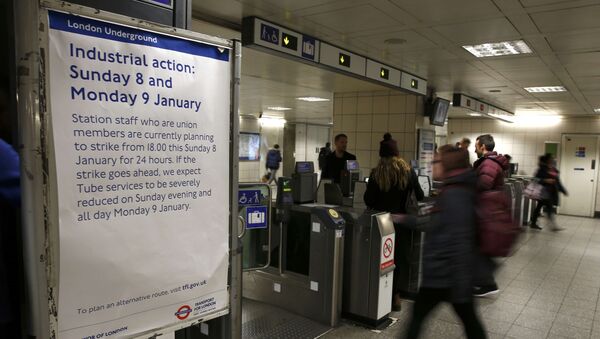 Una pancarta con la información acerca de la huelga de los empleados del metro de Londres - Sputnik Mundo