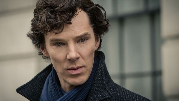 Benedict Cumberbatch protagoniza al detective Sherlock Holmes en la serie televisiva 'Sherlock' - Sputnik Mundo