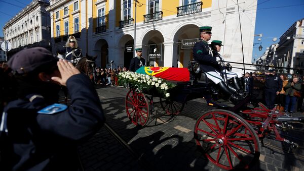 El ataúd del expresidente portugués Mario Soares está llevado al Monasterio de los Jerónimos en Lisboa - Sputnik Mundo