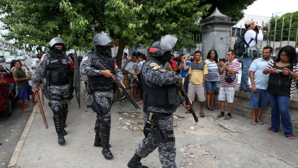 Policías de las fuerzas de choque entran a la cárcel Desembargador Raimundo Vidal Pessoa en el centro de Manaos (Brasil) - Sputnik Mundo