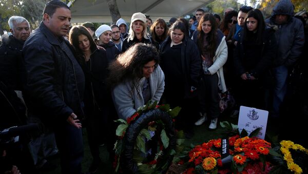 Relatives and friends mourn over the fresh grave of Israeli soldier Shir Hagag who was killed yesterday by a Palestinian truck driver - Sputnik Mundo