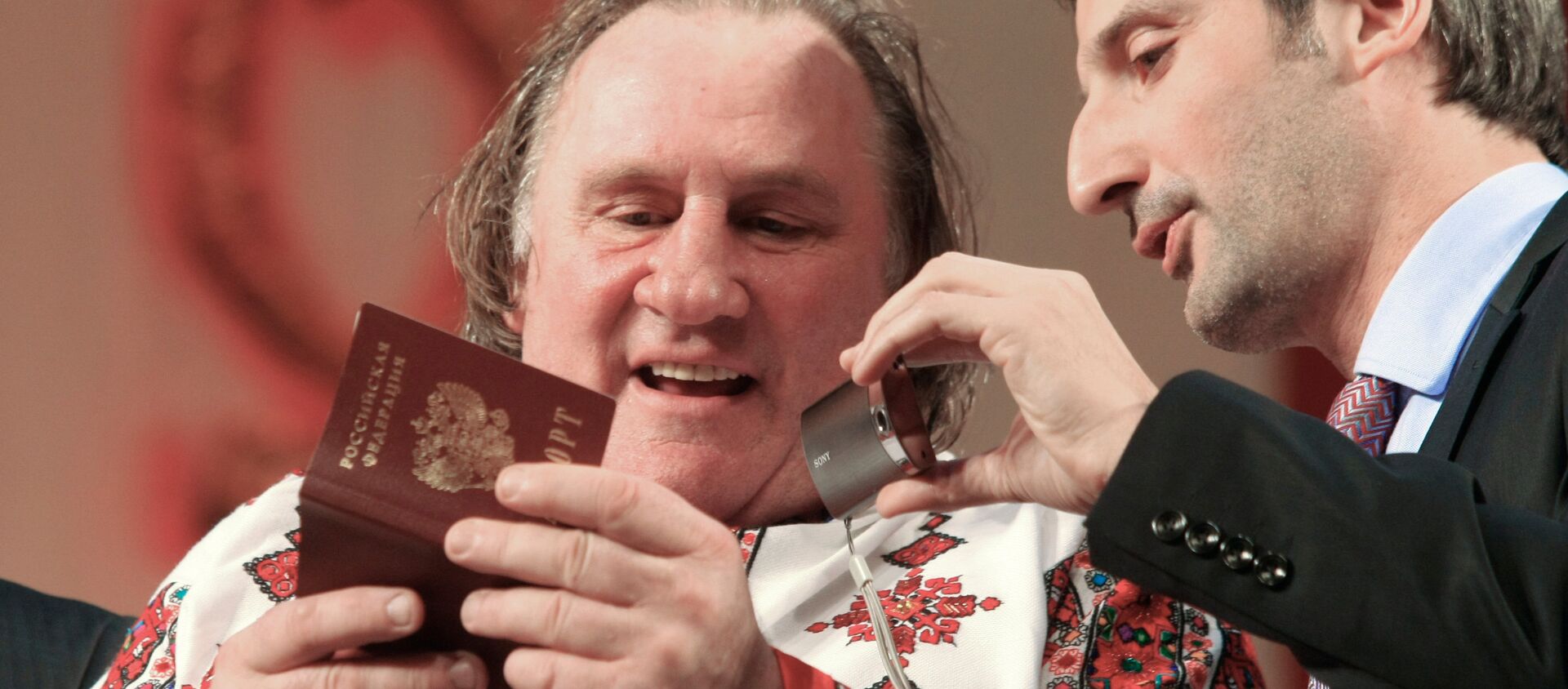 Gérard Depardieu con el pasaporte ruso - Sputnik Mundo, 1920, 10.01.2017