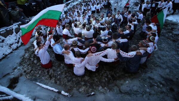 Danza en las aguas congeladas: así se celebra la Epifanía en Bulgaria - Sputnik Mundo