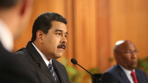 Venezuela's President Nicolas Maduro (C) speaks during a meeting with businessmen in Caracas, Venezuela - Sputnik Mundo