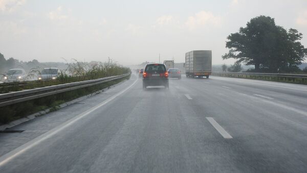 Una carretera mojada por la lluvia - Sputnik Mundo