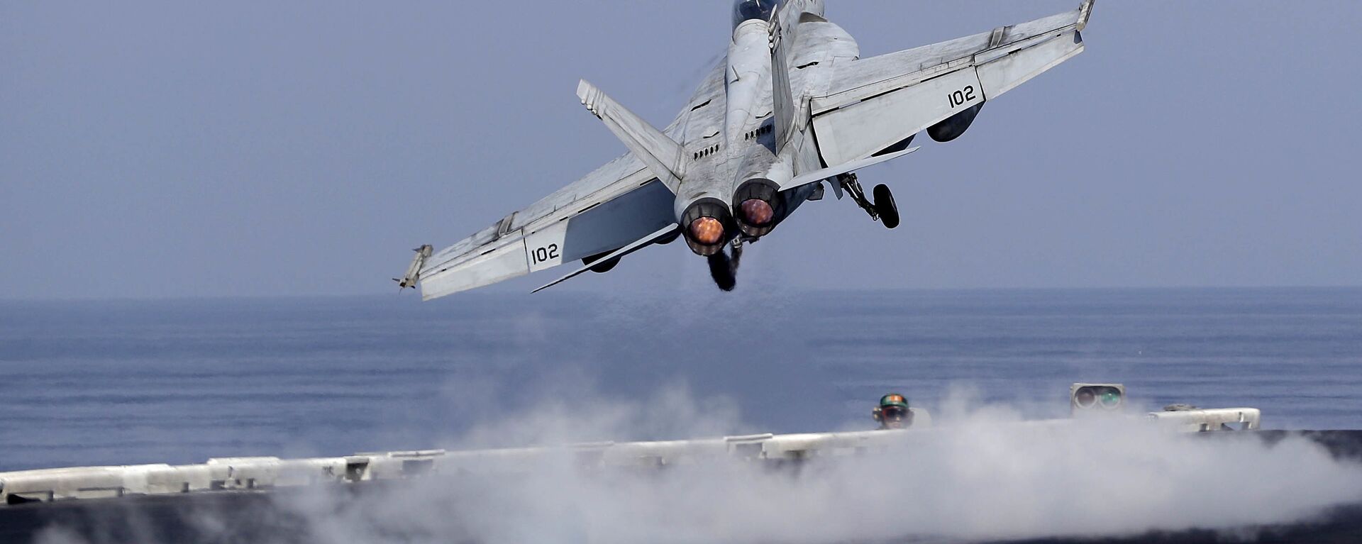 In this picture taken on Monday, Nov. 21, 2016, a U.S. Navy fighter jet takes off from the deck of the U.S.S. Dwight D. Eisenhower aircraft carrier. The carrier is currently deployed in the Persian Gulf, supporting Operation Inherent Resolve, the military operation against Islamic State extremists in Syria and Iraq - Sputnik Mundo, 1920, 19.08.2023