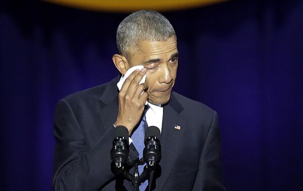 El presidente estadounidense Barack Obama llora durante su intervención de despedida. Chicago, Illinois, 10 de enero de 2017. - Sputnik Mundo