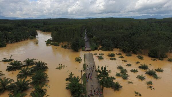 A bridge damaged by floods is pictured at Chai Buri District, Surat Thani province - Sputnik Mundo