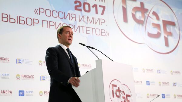 Dmitri Medvédev, el primer ministro ruso, en el Foro Gaidar - Sputnik Mundo