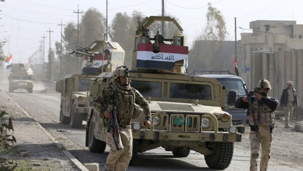 Iraqi army members run during a battle against Islamic State militants, in the Wahda district of eastern Mosul - Sputnik Mundo