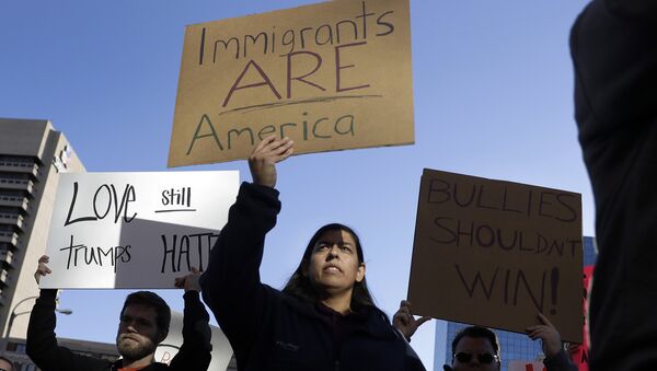 Migrantes mexicanos en EEUU protestan contra posible deportaciones - Sputnik Mundo