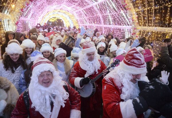 Entre canciones divertidas y felicitaciones decenas de personas disfrazados de Ded Moroz y Snegurochka —el Papa Noel y su ayudante 'Nievecillas' de la tradición rusa— celebran el 'Año Nuevo Viejo', una fiesta tradicional que cada año marca el fin a la temporada de festividades navideñas. Moscú, Rusia, 12 de enero de 2017. - Sputnik Mundo
