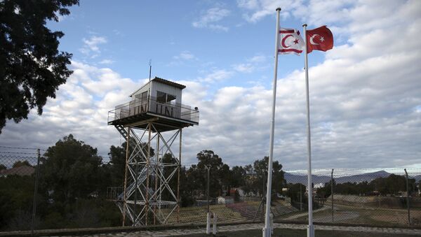 Banderas de Chipre del Norte y de Turquía en la ciudad dividida de Nicosia (archivo) - Sputnik Mundo