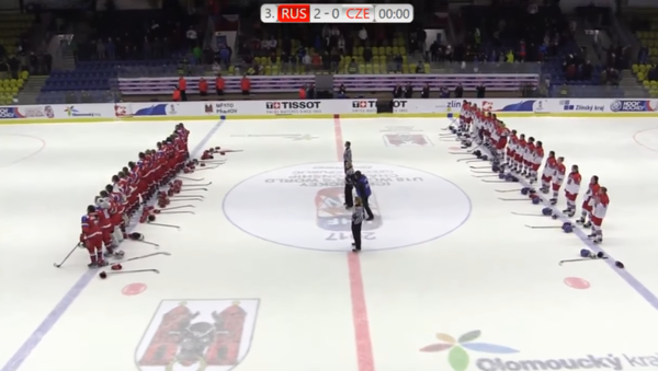 El partido de hockey celebrado recientemente entre las selecciones femeninas de Rusia y la República Checa, en el marco del Mundial de 2017 - Sputnik Mundo