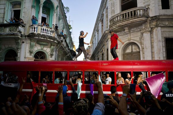 El cantante español Enrique Iglesias y el cubano Descemer Bueno durante la filmación de un vídeo musical en La Habana Vieja, Cuba. 11 de enero de 2017. - Sputnik Mundo