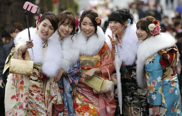 Jóvenes japonesas visten kimonos tradicionales durante la ceremonia de entrada en la adultez. Se trata de una tradicional fiesta celebrada cada 9 de enero y dedicada a todas las jóvenes que cumplieron o cumplirán 20 años del 1 de abril del año pasado al 31 de marzo del presente. Tokio, Japón, 9 de enero de 2017. - Sputnik Mundo