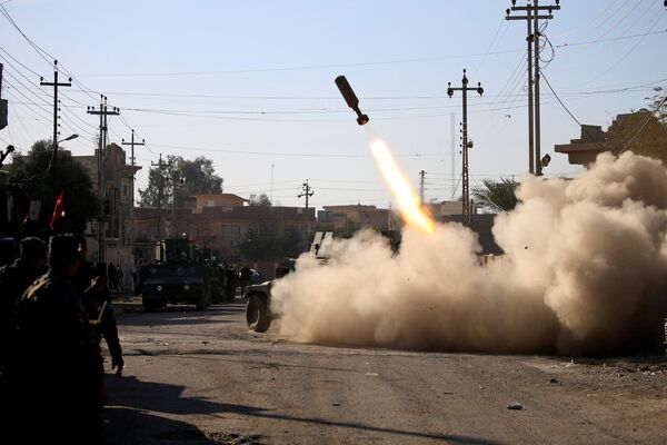 Miembros de las fuerzas de respuesta rápida iraquíes lanzan misiles contra combatientes de Daesh. Mosul, Irak, 11 de enero de 2017. - Sputnik Mundo