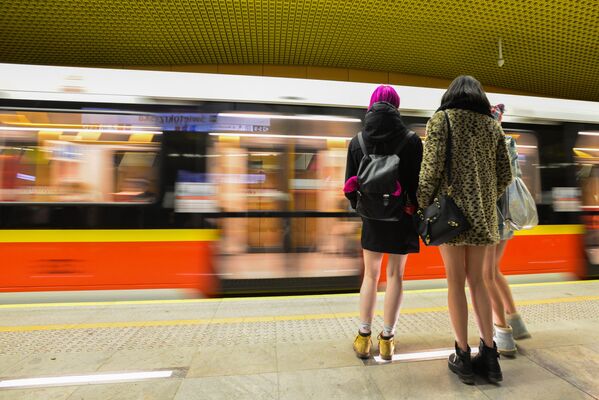 Participantes del flashmob anual 'Viaje en Metro sin Pantalones' ('No Pants Subway Ride'). Londres, Reino Unido, 10 de enero de 2017. - Sputnik Mundo