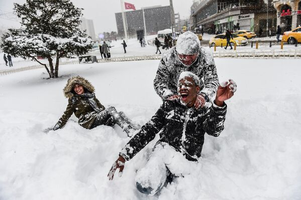 La fuerte nevada que durante tres días azotó Estambul paralizó la capital turca con cientos de vuelos cancelados y el cierre del estrecho de Bósforo para la navegación marina, mientras que otros se divertían con los 40cm de precipitaciones. 7 de enero de 2017. - Sputnik Mundo