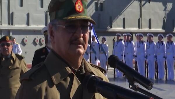 El Almirante Kuznetsov le da la bienvenida al comandante del Ejército libio - Sputnik Mundo