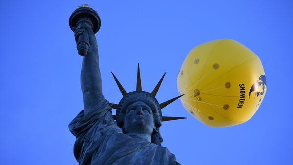 A balloon bearing the effigy of former US intelligence contractor and whistle blower Edward Snowden is seen attached to the Statue of Liberty replica by French sculptor Auguste Bartholdi - Sputnik Mundo