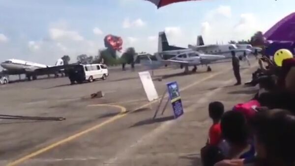 Un caza se estrella durante un espectáculo aéreo en Tailandia (vídeo) - Sputnik Mundo