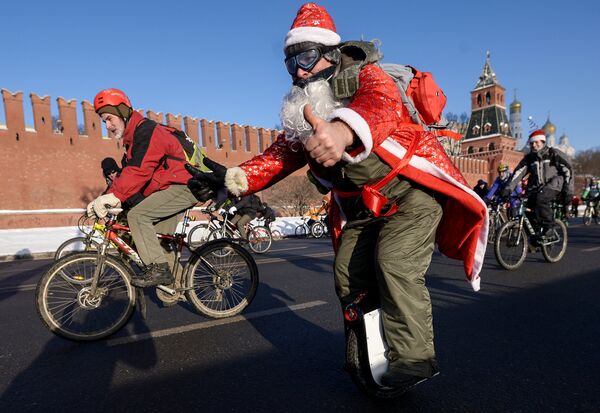 La temperatura de entre –25°C y –28°C no logró detener a los cerca de 500 valientes moscovitas que participaron en el segundo desfile de invierno. Moscú, Rusia, 8 de enero de 2017. - Sputnik Mundo