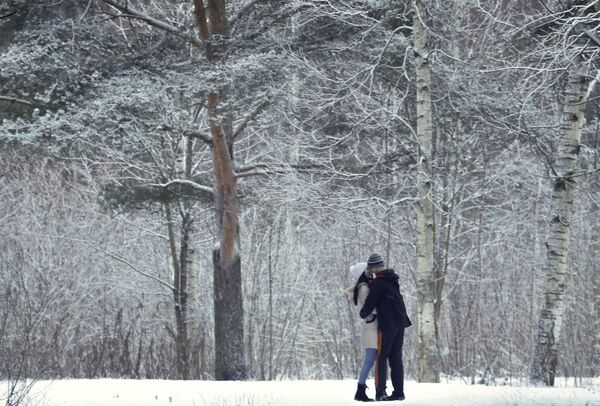 Una pareja de enamorados se calienta en medio del fuerte frente frío que azotó Europa en la primera mitad del mes de enero. San Petersburgo, Rusia, 9 de enero de 2017. - Sputnik Mundo