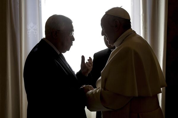 El Papa Francisco, a la derecha, se reúne con el presidente palestino Mahmud Abás en una audiencia privada en el Vaticano. El líder árabe acudió a la ceremonia de apertura de la Embajada Palestina en el Vaticano. 14 de enero de 2017. - Sputnik Mundo