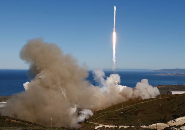 El cohete Falcon 9 de la compañía espacial privada SpaceX retomó sus vuelos, más de cuatro meses después del último accidente. El éxito del lanzamiento fue aún más dulce gracias a su novedoso sistema, que regresó la primera etapa del cohete a la tierra, aterrizándola en una plataforma en el mar. - Sputnik Mundo